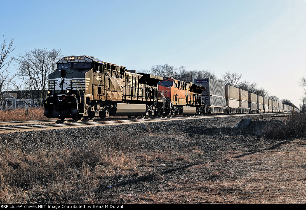 NS 4621 and BNSF 3942 on 26X